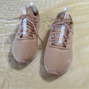 PUMA SOFTRIDE OPTIMAL
COMFORT FOAM WOMENS SNEAKER Color Light Pink, Size 6.5.